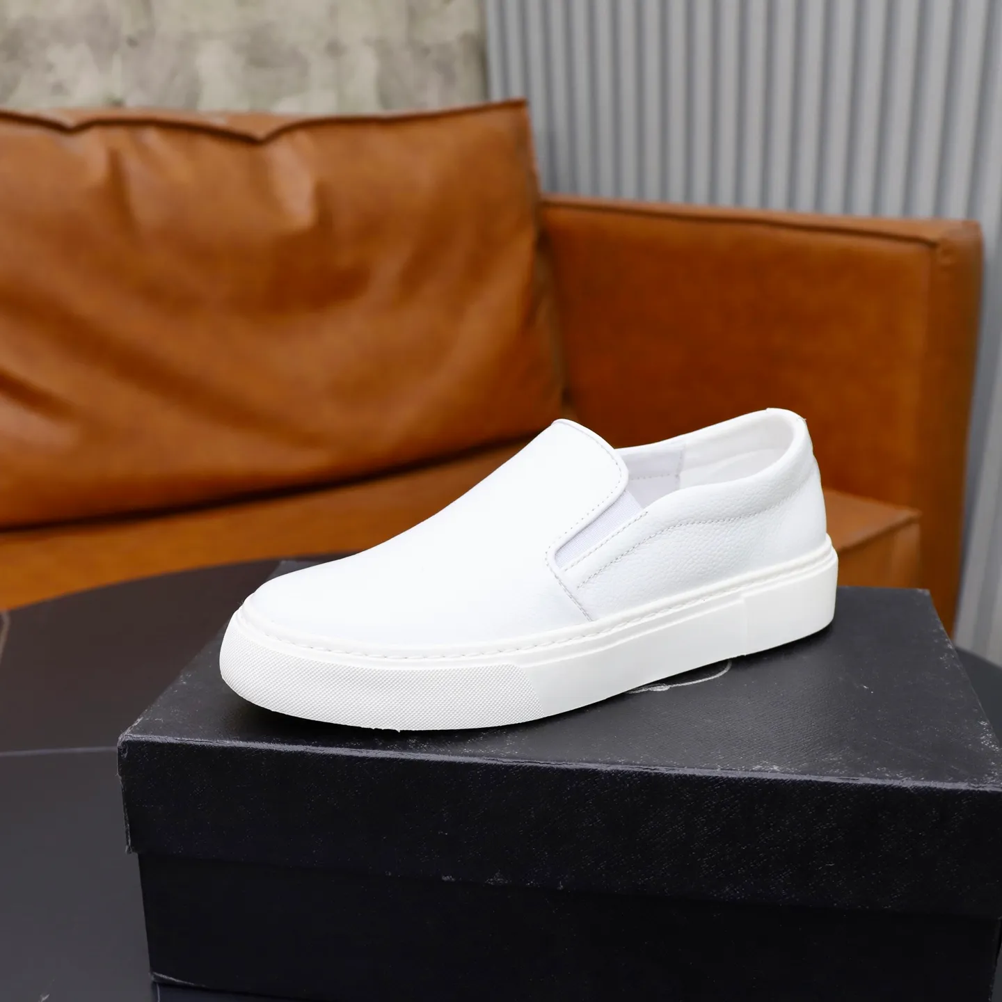 Ex-factory price: 420💰🙅‍♂️🙅‍♂️🙅‍♂️ Brand: PRADA Standard code: 38–44 (45 can be customized) Grade: Same as the official website Material: Original cowhide fabric Comfortable pigskin lining Lightweight wear-resistant outsole Style category: Men's fashionable casual shoes and boots Running sports shoes Distinguished luxury brand elements Top luxury Color: actual picture color
